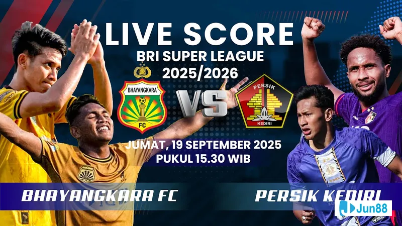 Hai đội cầu thủ Bhayangkara và Persik Kediri đang tranh tài gay gắt trên sân cỏ Hai đội cầu thủ Bhayangkara và Persik Kediri đang tranh tài gay gắt trên sân cỏ