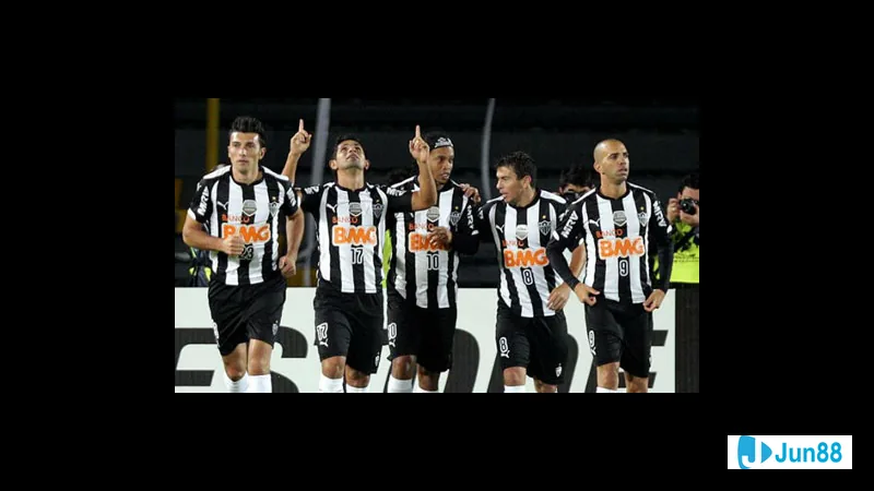 Cầu thủ Flamengo và Atletico Mineiro trong trận đấu diễn ra ngày Cầu thủ Flamengo và Atletico Mineiro trong trận đấu diễn ra ngày