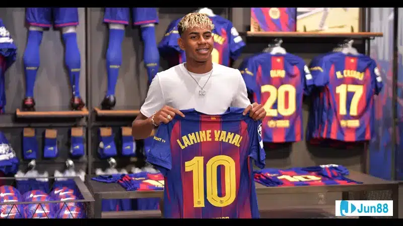 Lamine Yamal trong trang phục đội tuyển nổi bật trên sân cỏ Lamine Yamal trong trang phục đội tuyển nổi bật trên sân cỏ