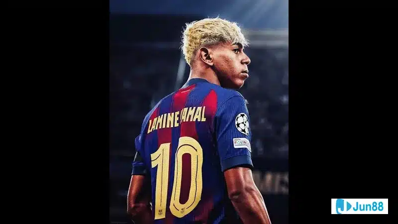 Lamine Yamal trong màu áo đội bóng nổi bật trên sân Lamine Yamal trong màu áo đội bóng nổi bật trên sân