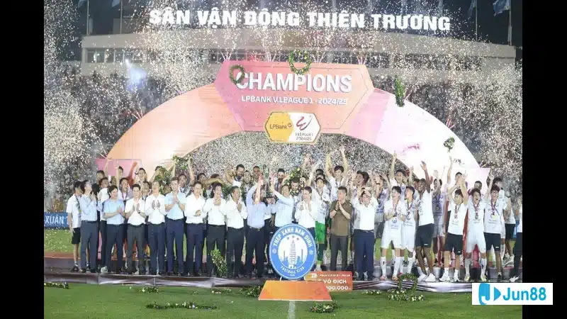 Đội bóng Nam Định trong buổi tập chuẩn bị cho giải đấu Đội bóng Nam Định trong buổi tập chuẩn bị cho giải đấu