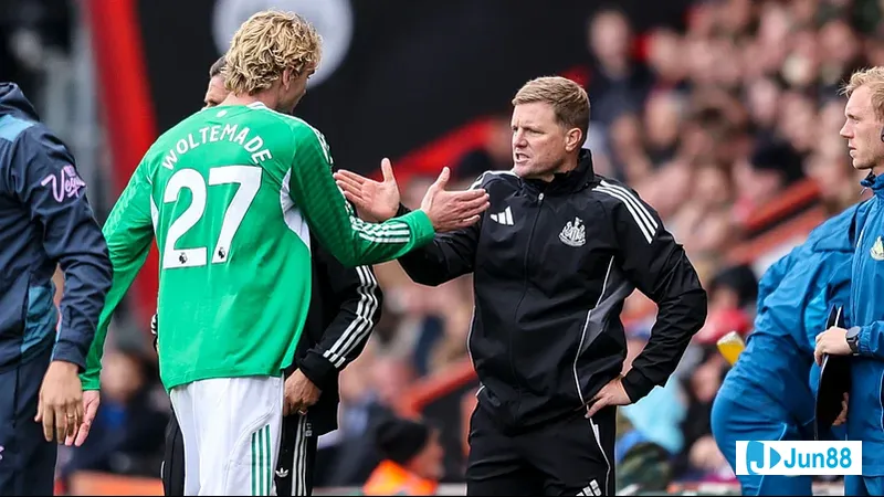 Cầu thủ Newcastle vượt qua cầu thủ Bradford City trong trận đấu bóng đá Cầu thủ Newcastle vượt qua cầu thủ Bradford City trong trận đấu bóng đá