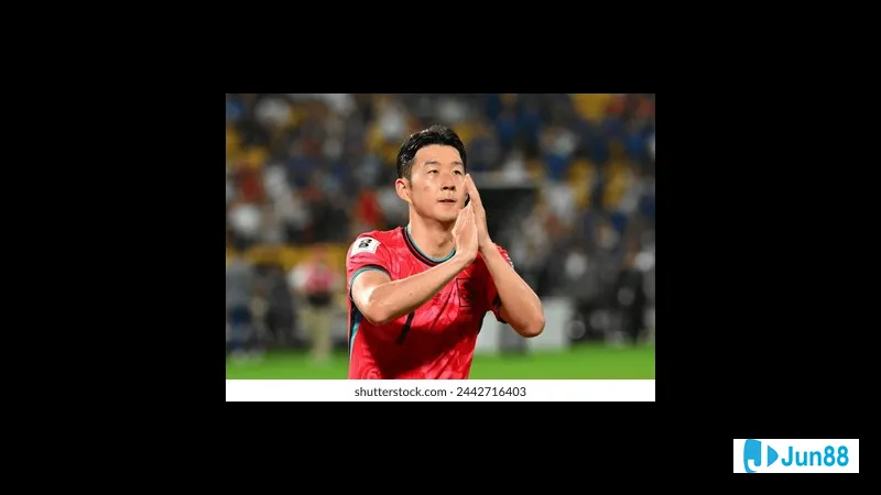 Cầu thủ Hàn Quốc đang chống chọi với cầu thủ Brazil trong trận đấu quyết liệt Cầu thủ Hàn Quốc đang chống chọi với cầu thủ Brazil trong trận đấu quyết liệt