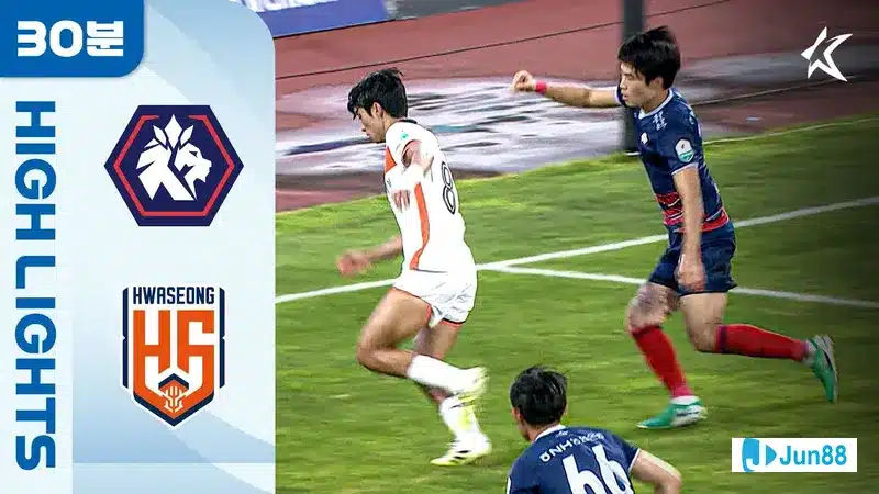Cầu thủ của đội Hwaseong nỗ lực giữ bóng trước sự áp đảo từ hàng phòng ngự của đội Cheongju Cầu thủ của đội Hwaseong nỗ lực giữ bóng trước sự áp đảo từ hàng phòng ngự của đội…