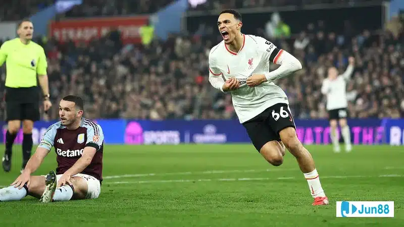 Cầu thủ Liverpool với áo đỏ tấn công vào phần khung thành của Aston Villa với áo xanh Cầu thủ Liverpool với áo đỏ tấn công vào phần khung thành của Aston Villa với áo xanh